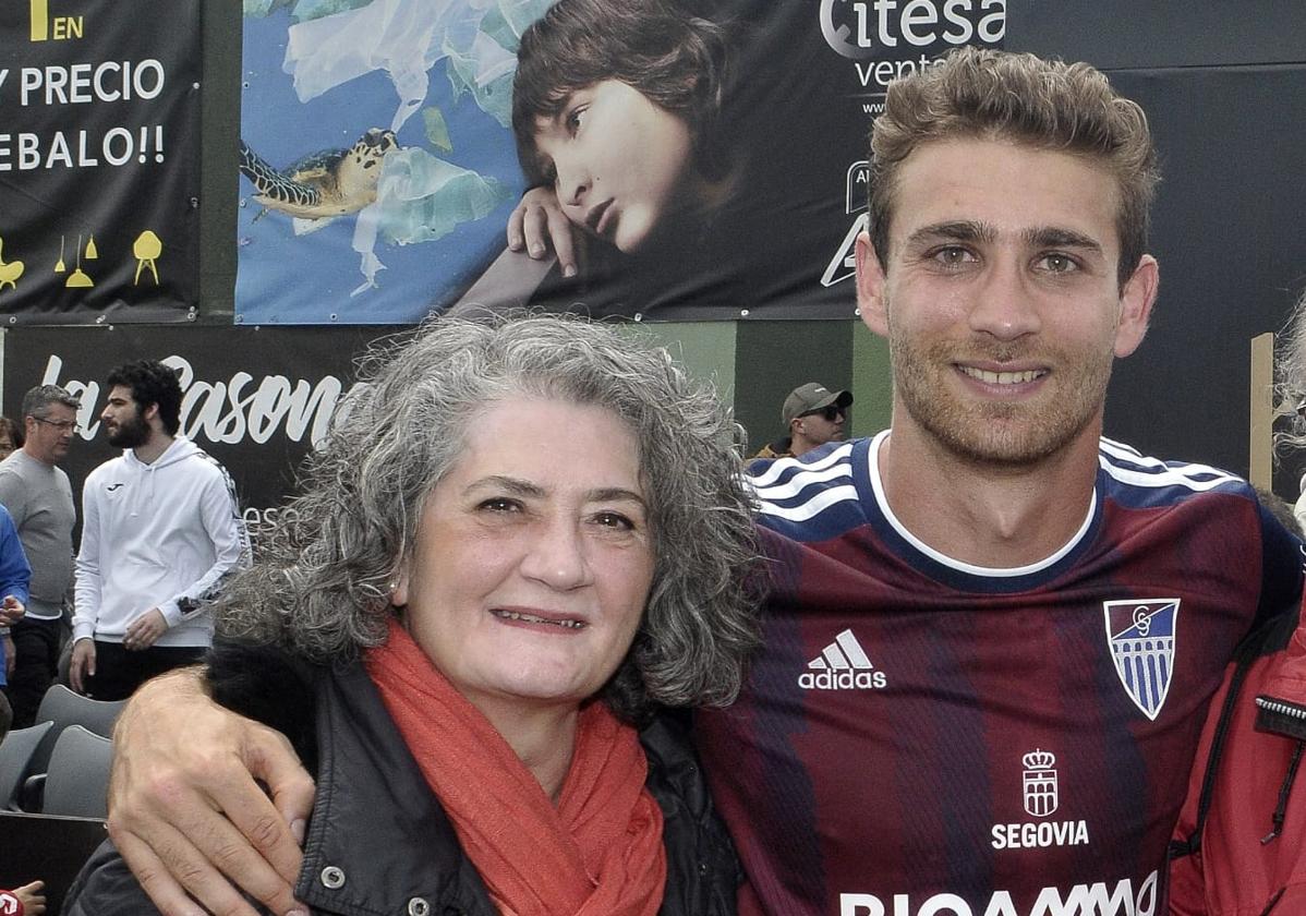 Abel Pascual, junto a su madre, tras conseguir el ascenso con la Gimnástica Segoviana.