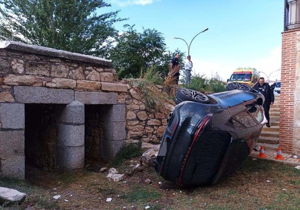 Estado en el que ha quedado el todoterreno tras caer por un puente en Madrona.