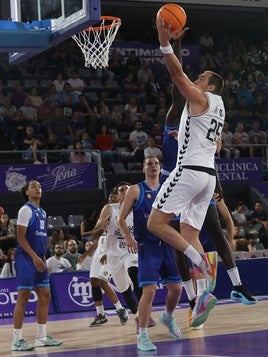 Krutwig anota en bandeja en el partido ante el Gran Canaria.