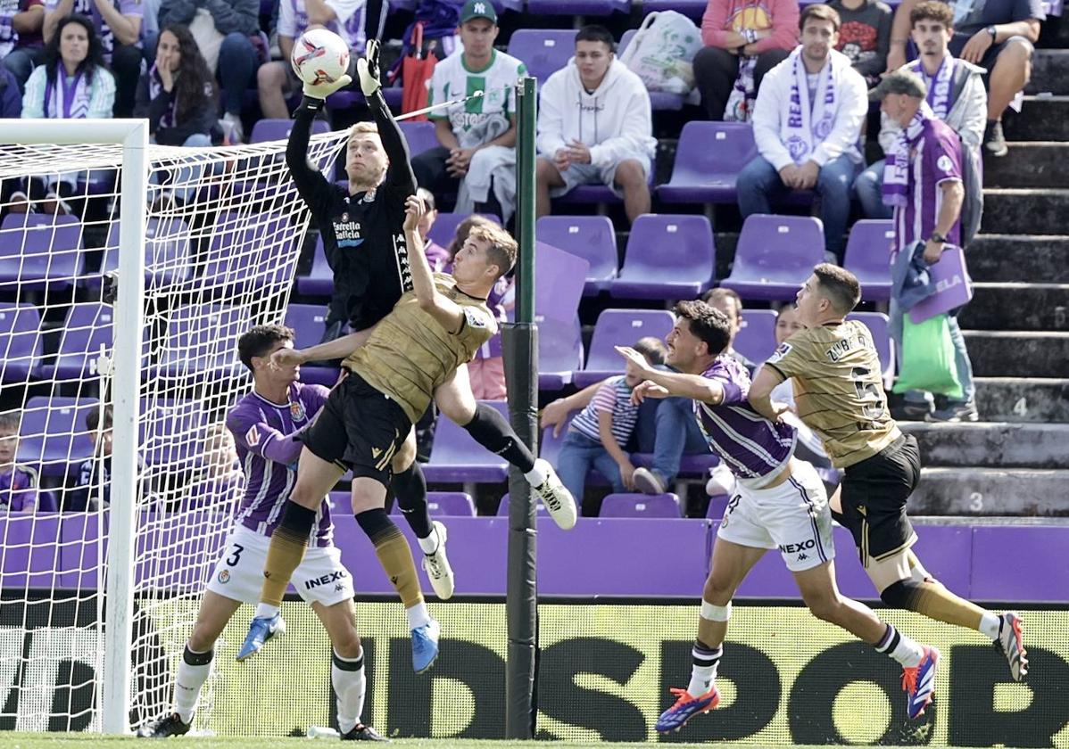 Hein atrapa un balón aéreo con David Torres a su lado.