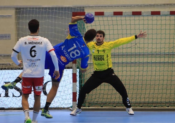 Imágenes del derbi regional entre el Balonmano Nava y el Recoletas Valladolid