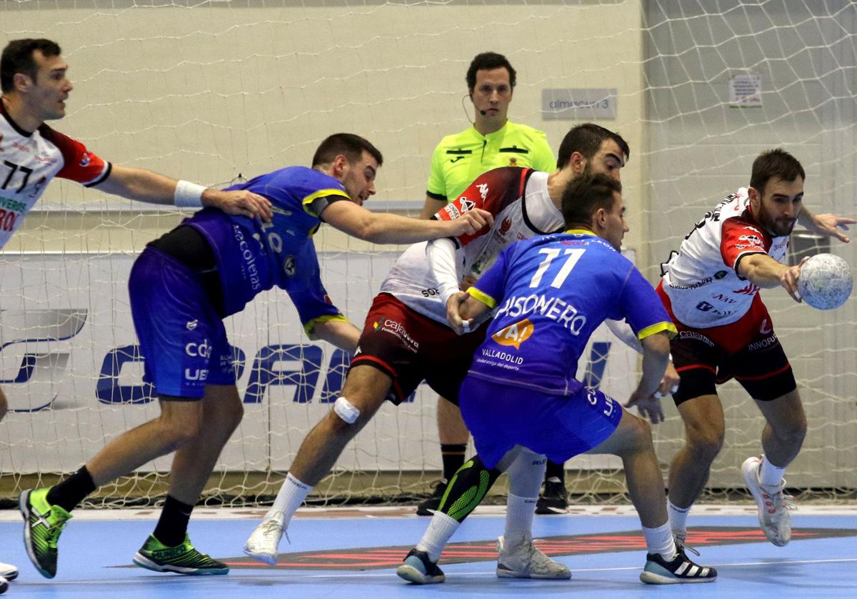 Disputa durante el derbi regional de la pasada temporada.