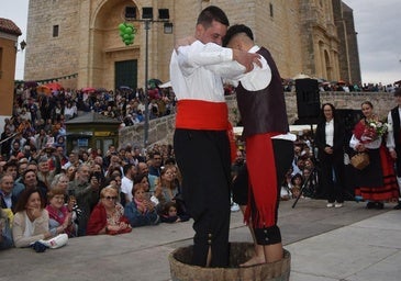 Cigales ensalza su vendimia con el pisado de la uva y las bandas a bodegueras