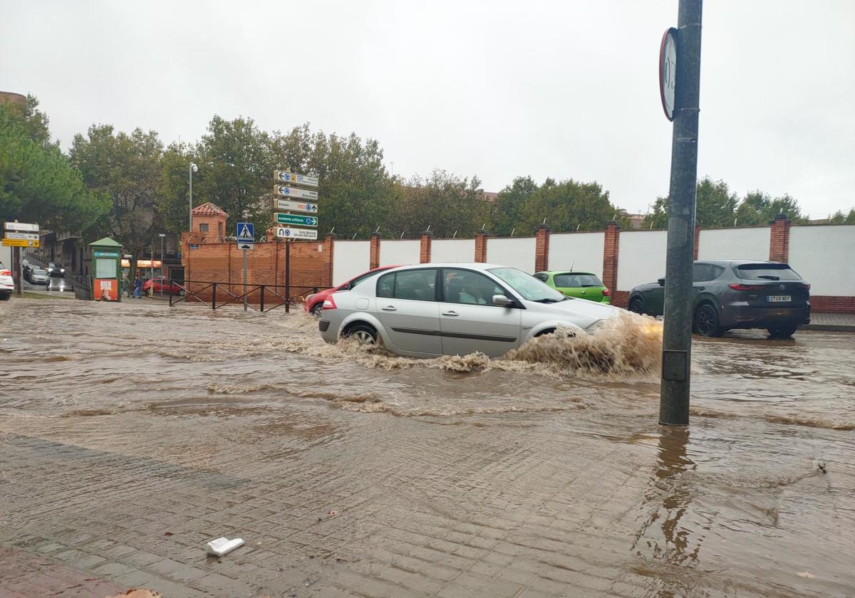 Vehículos 'surcan' el embolsamiento de agua en la avenida Juan Carlos I, este sábado.