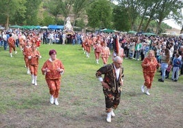 Los danzantes acompañaron a la Virgen de Valdesalce en la procesión por los entornos del santuario.