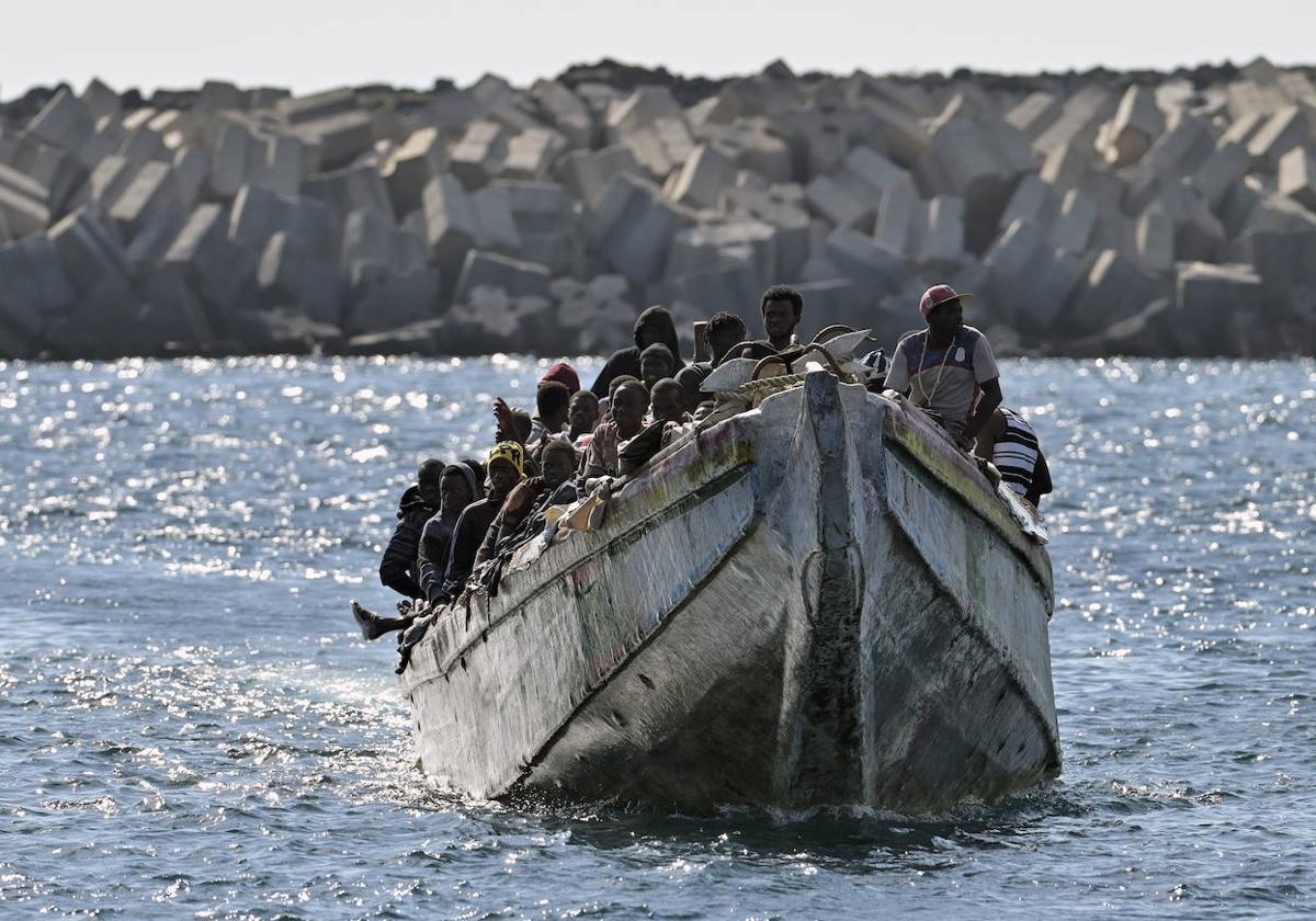 Una patera con inmigrantes irregulares se acerca a un puerto en la isla de El Hierro, ayer.