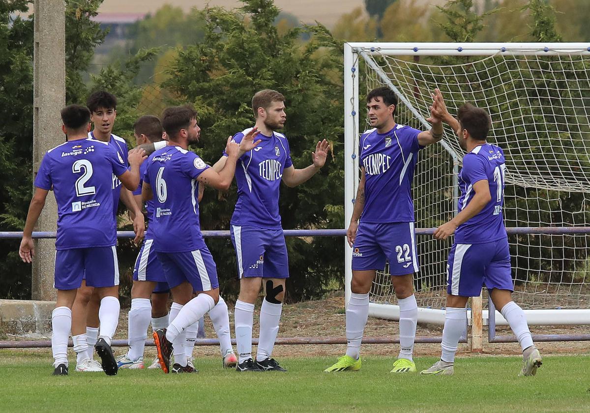 Los jugadores del Becerril celebran uno de los goles ante el Almazán.