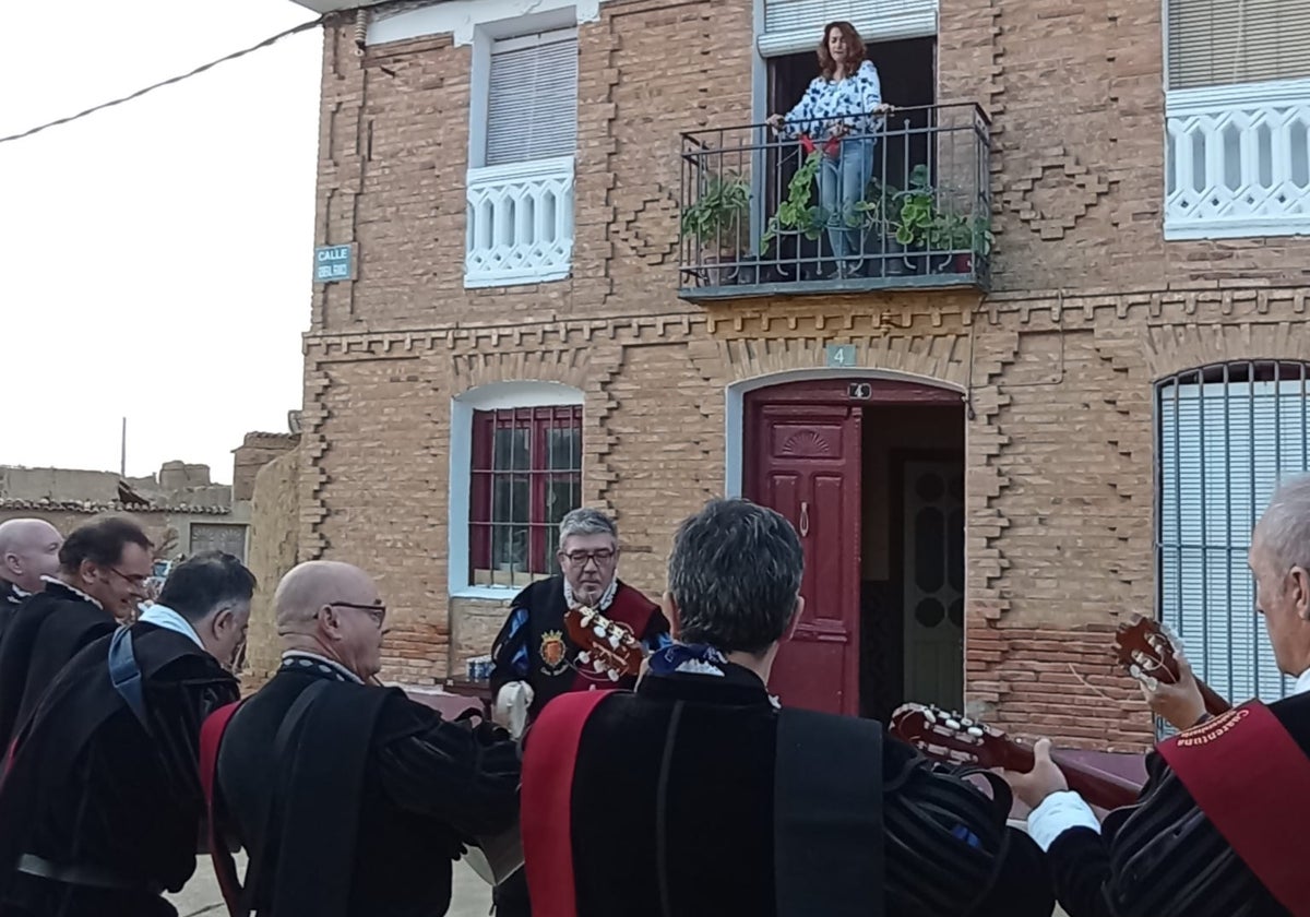 La Cuarentuna Universitaria cantando bajo uno de los balcones