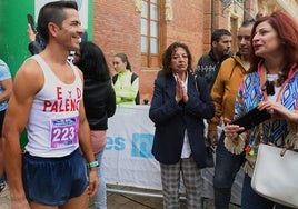 El ganador de los 5.000, José María Cantero, con la viuda de Mariano Haro (centro), María del Mar Carrasco.