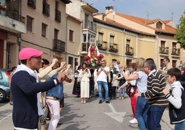 Un pasillo de danzantes recibe a la Virgen de la Palma en la procesión.