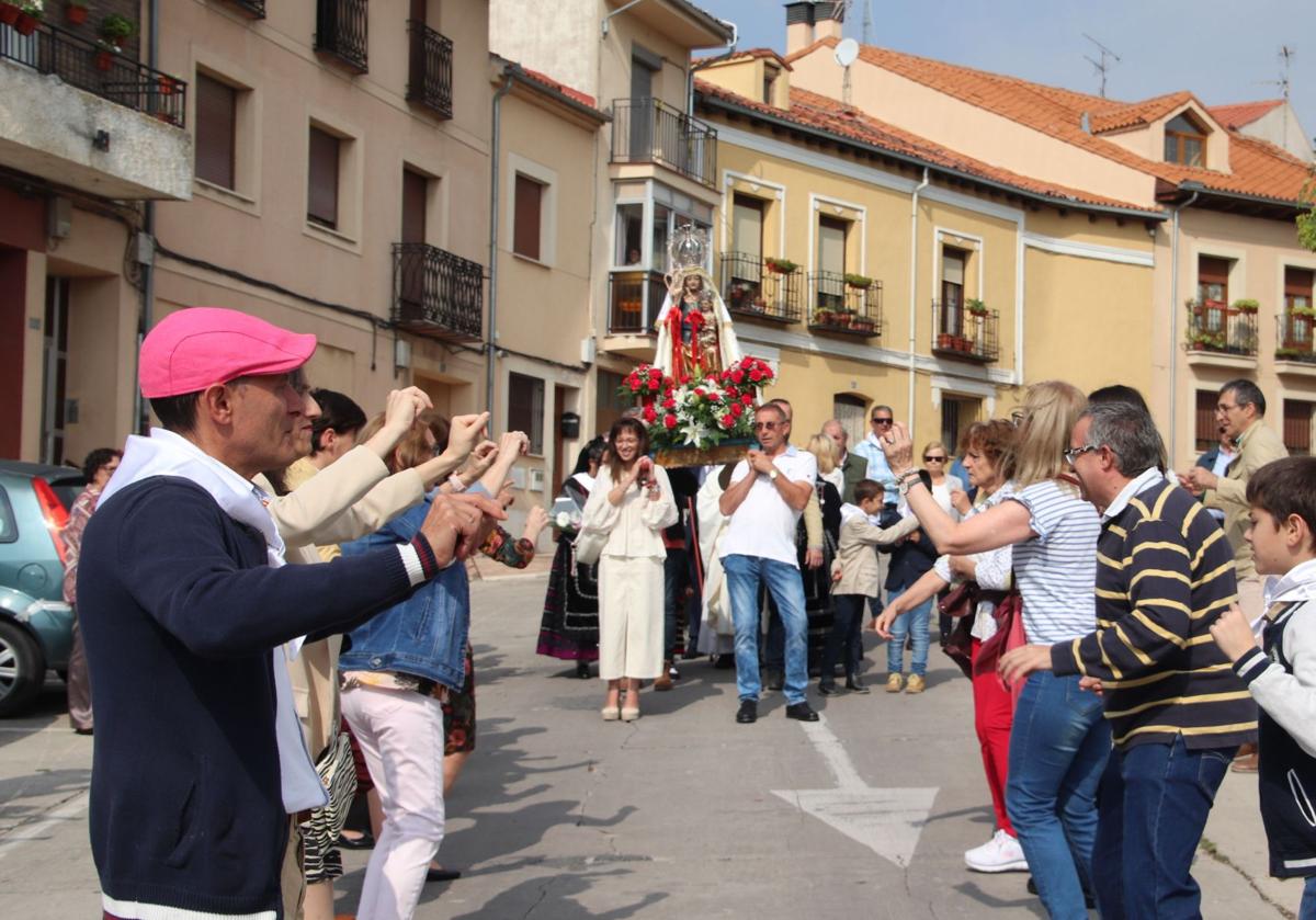 Un pasillo de danzantes recibe a la Virgen de la Palma en la procesión.