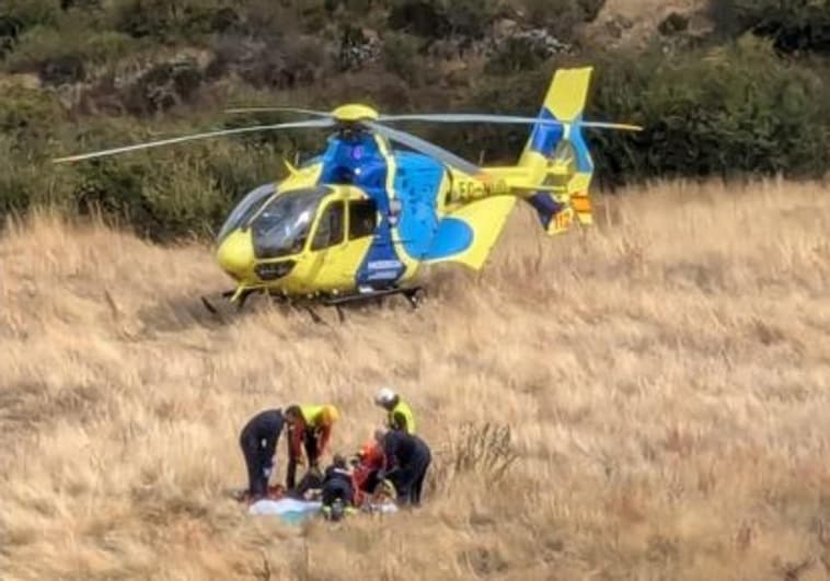 Rescatadores del helicóptero medicalizado movilizado por el 112 atienden al herido antes de evacuarle.