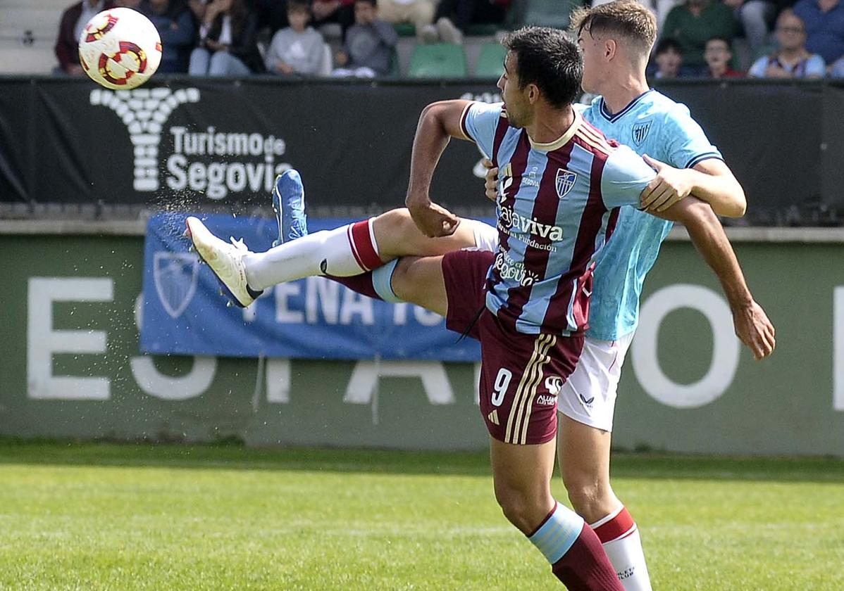 Gómez pelea por un balón con un defensor del Bilbao Athletic.