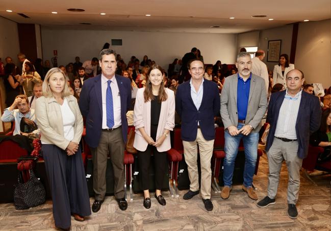 Rseponsables de Sacyl y nuevos especialistas, en el acto de despedida del Hospital Clínico en el edificio Rondilla.