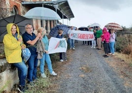 Participantes en la caminata para salvar la estación de Ortigosa del Pestaño.