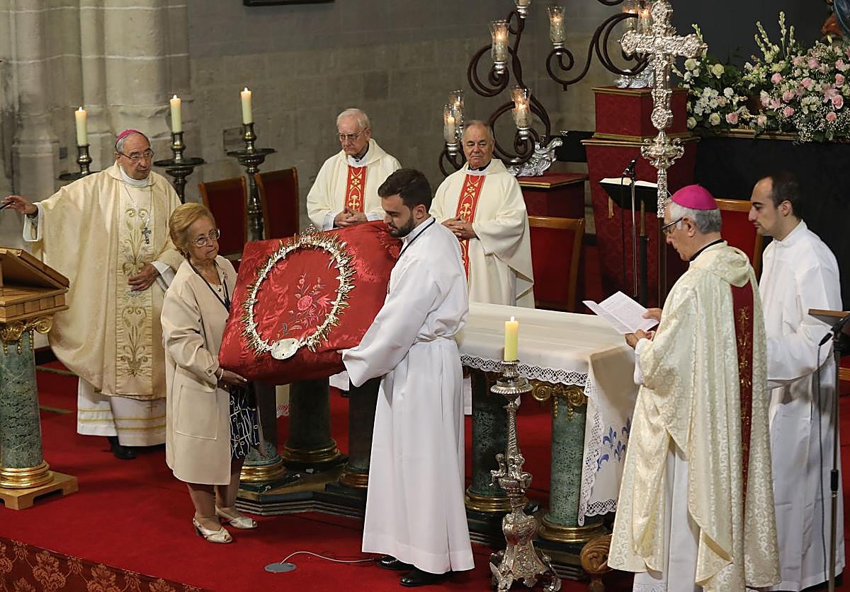 Bendición de la corona para la Virgen de la Piedad, en la ceremonia celebrada en la Catedral.