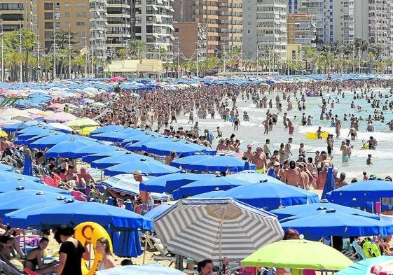 Vista general de la playa de Levante de Benidorm el pasado mes de julio.