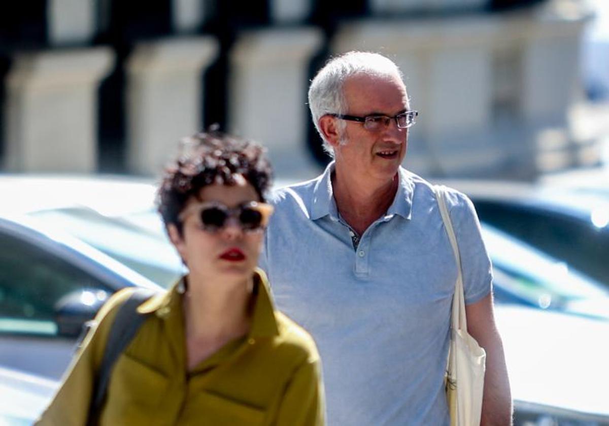 El ex jefe de ETA Miguel Albisu, alias 'Mikel Antza', con gafas, se dirige a la sede de la Audiencia Nacional en julio de 2022.