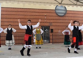 Niños danzando en Cigales