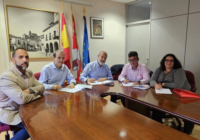 Integrantes en la mesa de negociación del convenio colectivo del comercio.