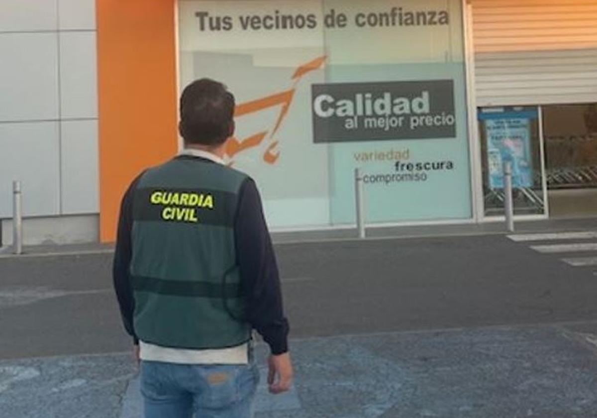 Un agente de la Guardia Civil, frente a un supermercado.