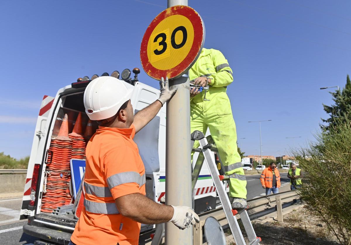 Señalización de la VA-20 de cara a las obras entre el camino de Hornillos y la salida hacia Juan Carlos I, este lunes.