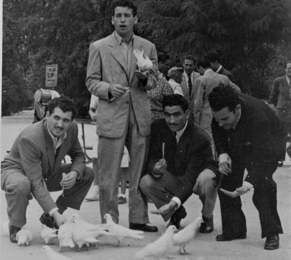 Pocas horas antes de su partido contra el Sevilla, Revuelta, Ortega, Paco Lesmes y Tomás Martín dan de comer a las palomas del Parque de María Luisa.