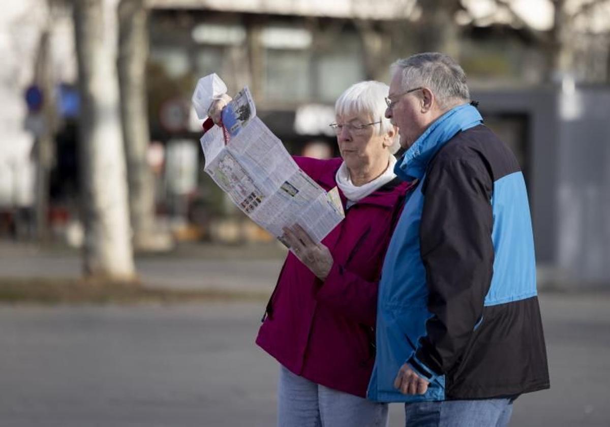 Una pareja de turistas consulta el mapa este verano en la plaza Zorrilla de Valladolid.