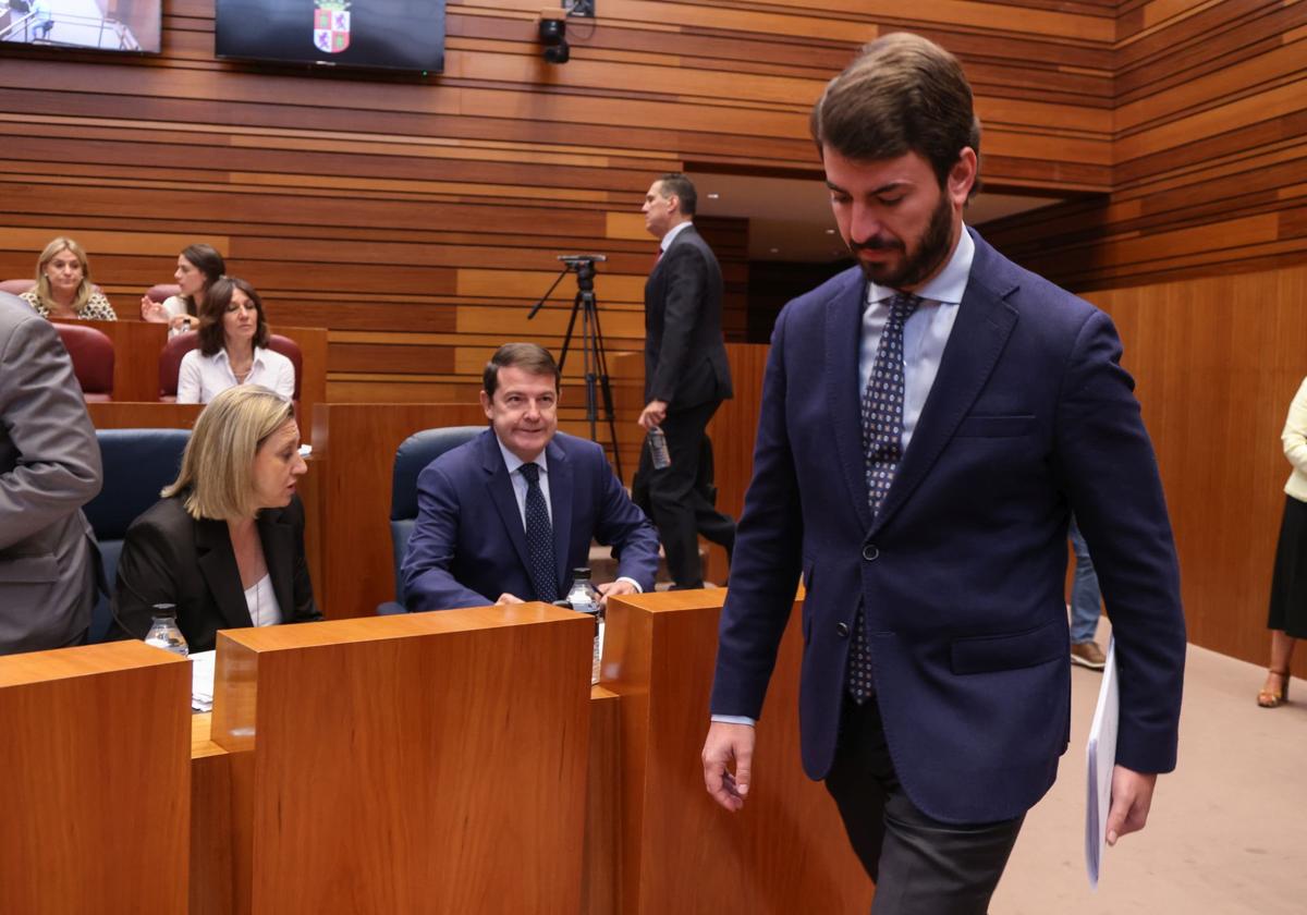 Juan García-Gallardo pasa camino de su escaño ante la mirada del presidente de la Junta, Alfonso Fernández Mañueco.