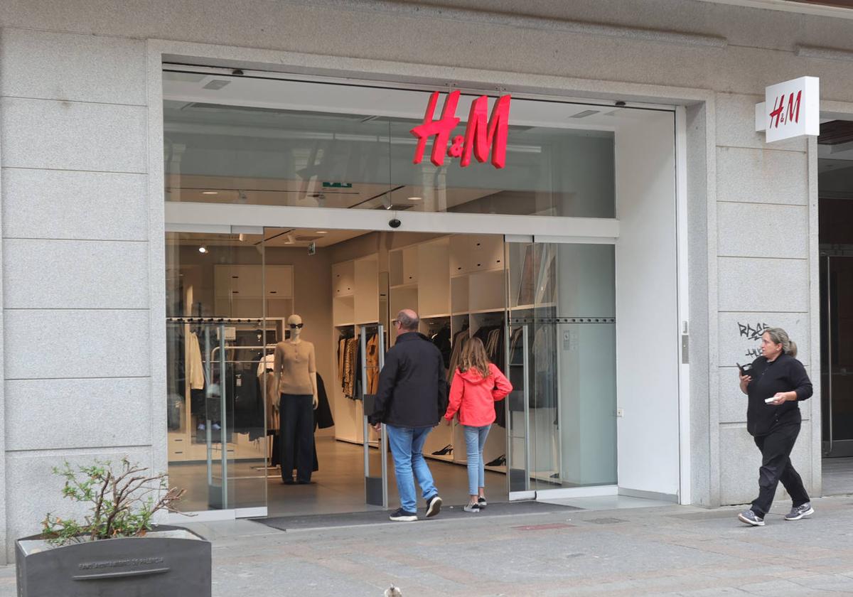 Dos personas entran en la tienda de H&M.