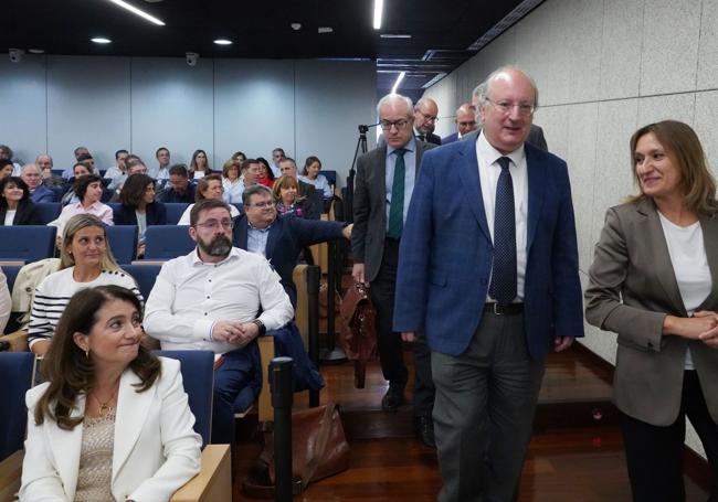 El presidente del CES y la consejera de Educación, al inicio de la jornada sobre Formación Profesional.