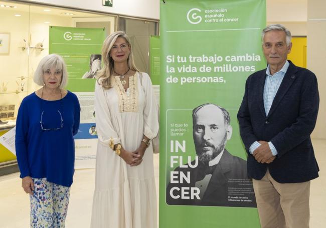 La directora del Museo de la Ciencia, la teniente de alcalde de Valladolid y el presidente provincial de la AECC, en la inauguración de la muestra sobre Ramón y Cajal.