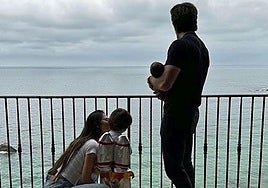 Olivia Munn con su marido y sus hijos.