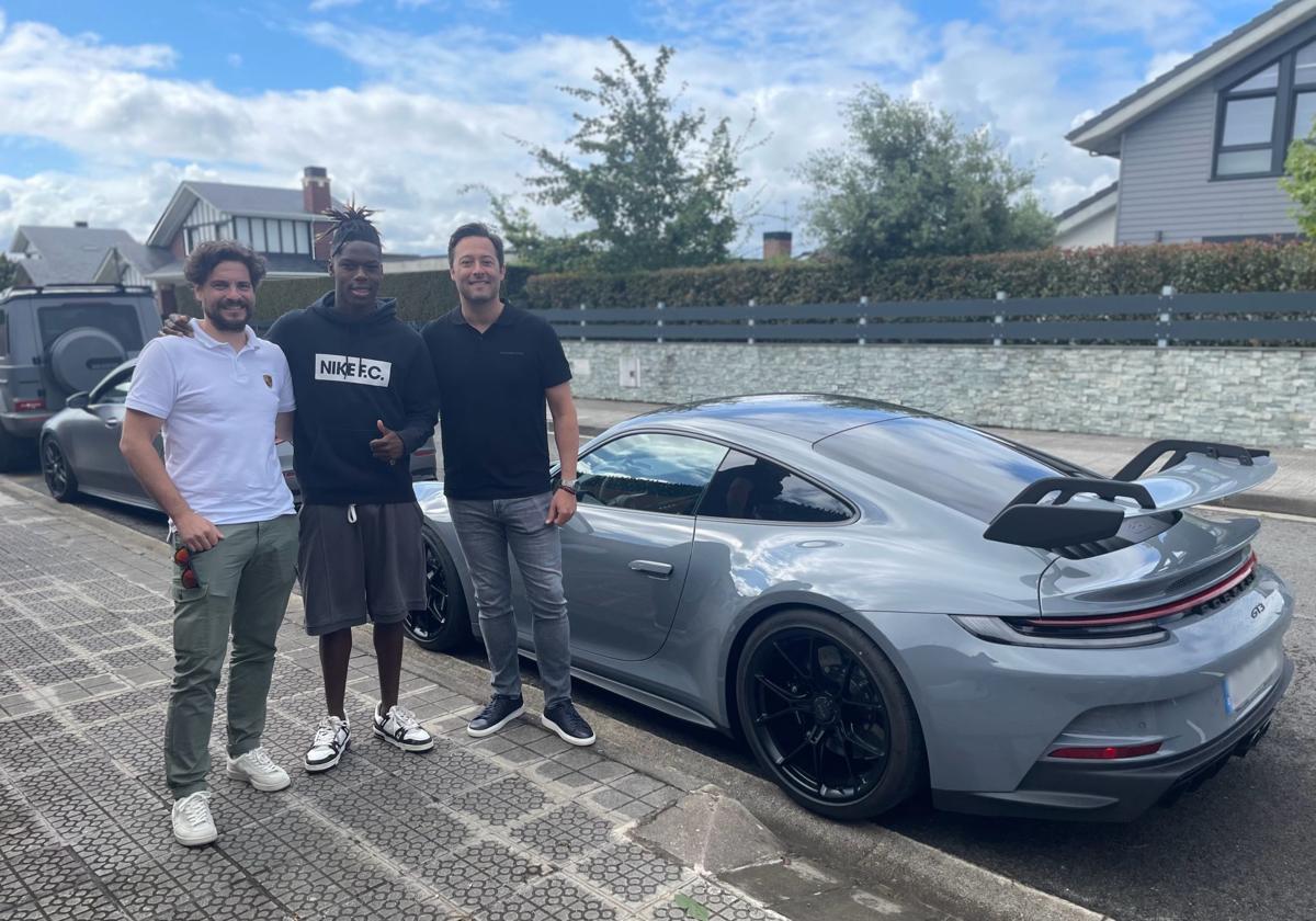 Nico Williams posa junto al personal del Centro Porsche Valladolid y su nuevo 911 GT3.