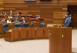 Juan García-Gallardo habla ante la bancada desierta del Ejecutivo, el lugar en el que habitualmente se sienta Alfonso Fernández Mañueco.