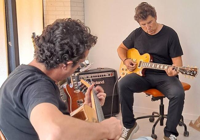 Manel y Rafael en el taller tocando un tema en el taller de Parquesol.