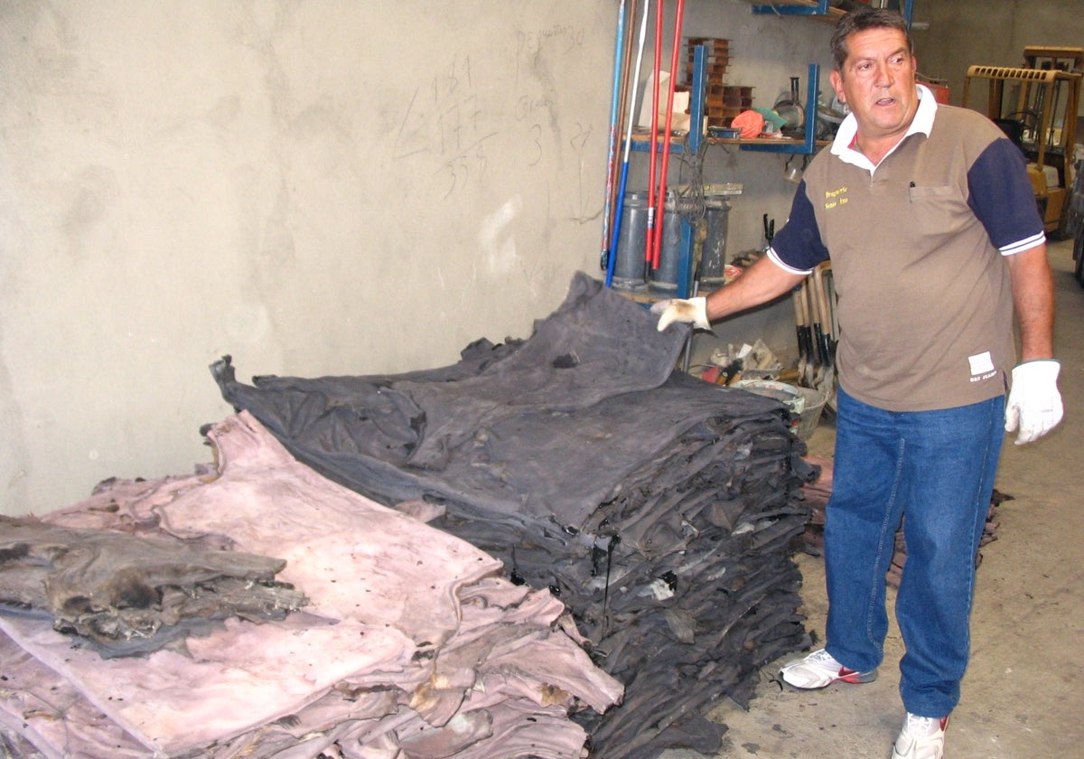 El trabajador municipal Francisco Fernández junto a los pellejos en una foto de hace años.