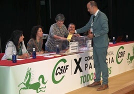 Eduardo Laso vota en el congreso celebrado en Paredes en el que ha salido reelegido.