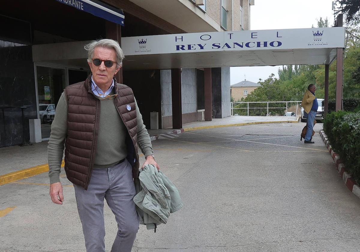 Alfonso Díez Carabantes, esta mañana a la salida del hotel Rey Sancho.