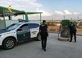 Agentes de la Guardia Civil inspeccionando la caja de recaudación de un lavadero de coches de Medina de Rioseco.