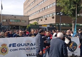 Concentración de Jusapol frente a la Delegación del Gobierno de Castilla y León, el martes.