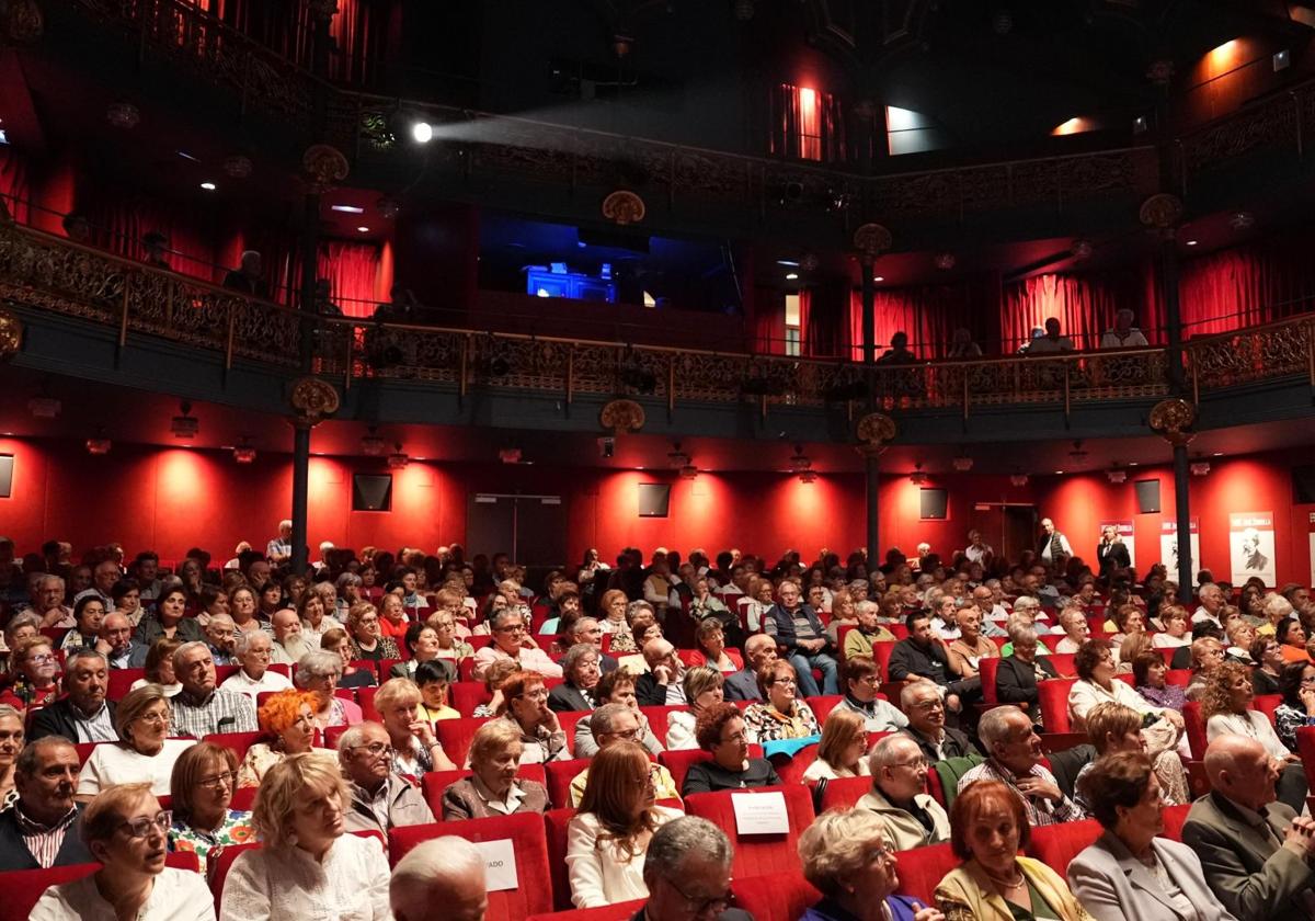 El Día de las Personas Mayores reunió el martes a más de 400 mayores.