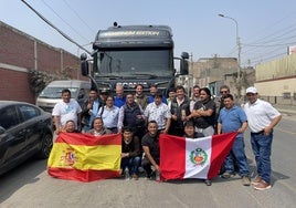 Conductores peruanos y españoles tras la firma del convenio para buscar transportistas.