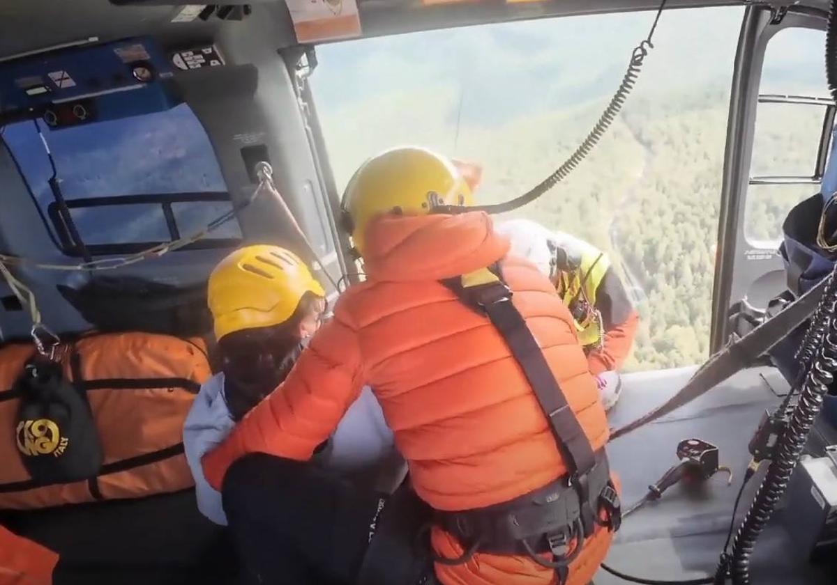 Momento en que la sederista es izada al helicóptero de rescate.