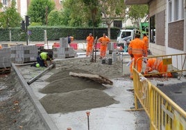 Los operarios rematan el picón ajardinado de la esquina de las calles Mirabel y Rondilla de Santa Teresa.