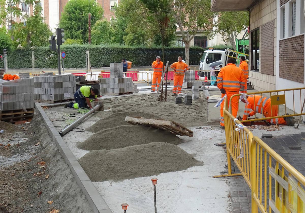 Los operarios rematan el picón ajardinado de la esquina de las calles Mirabel y Rondilla de Santa Teresa.