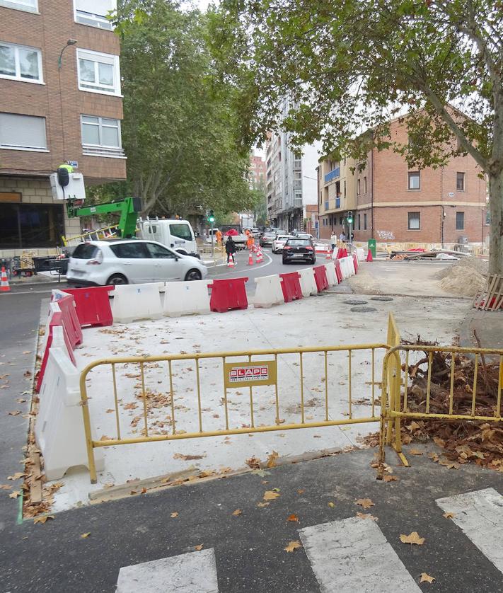 Imagen secundaria 2 - Arriba, las nuevas aceras adoquinadas de la calle Mirabel, Debajo, a la izquierda, retenciones en la salida de la Rondilla de Santa Teresa y, a la derecha, el tramo pendiente de asfaltar en el cruce de las dos calles.