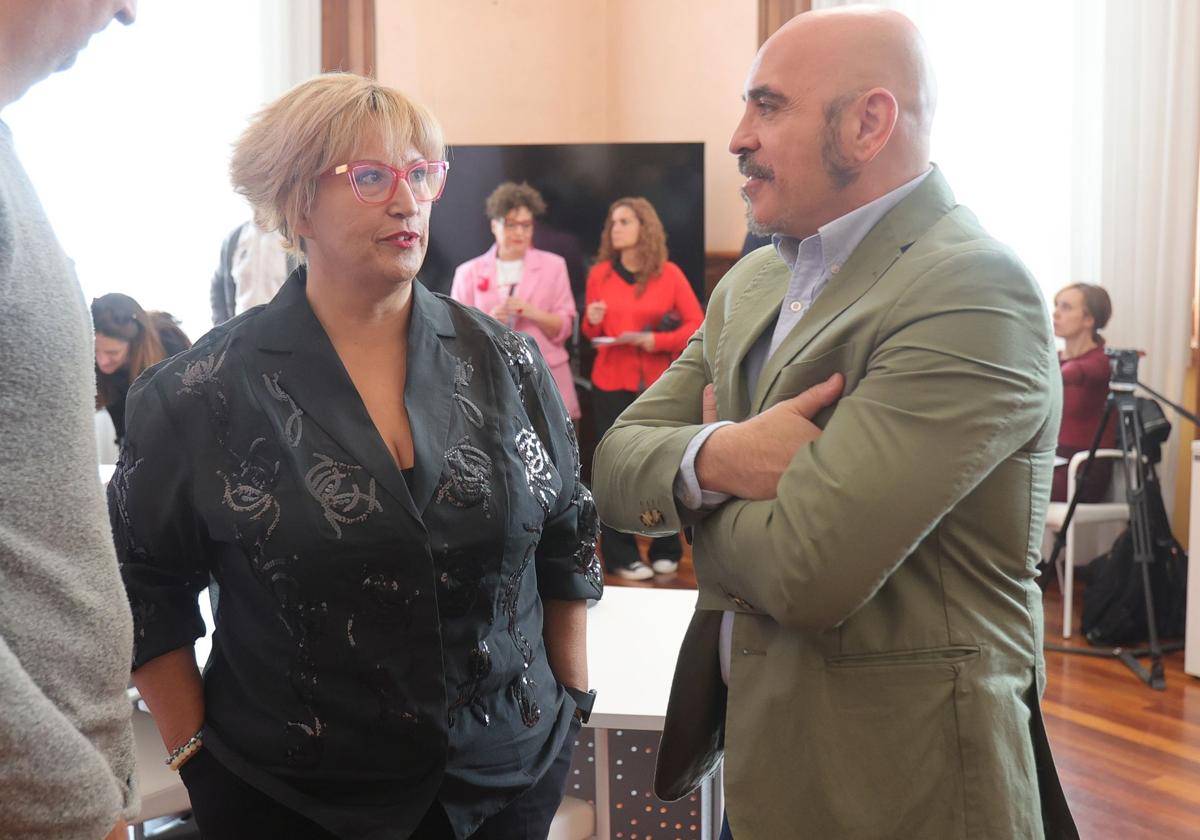 Mónica Donis conversa con Roberto Cantera, el lunes en la presentación en el Ayuntamiento.