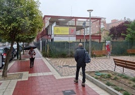 Exterior del chasis de las obras inacabadas de la Tesorería de la Seguridad Social en la plaza del San Juan de la Cruz.