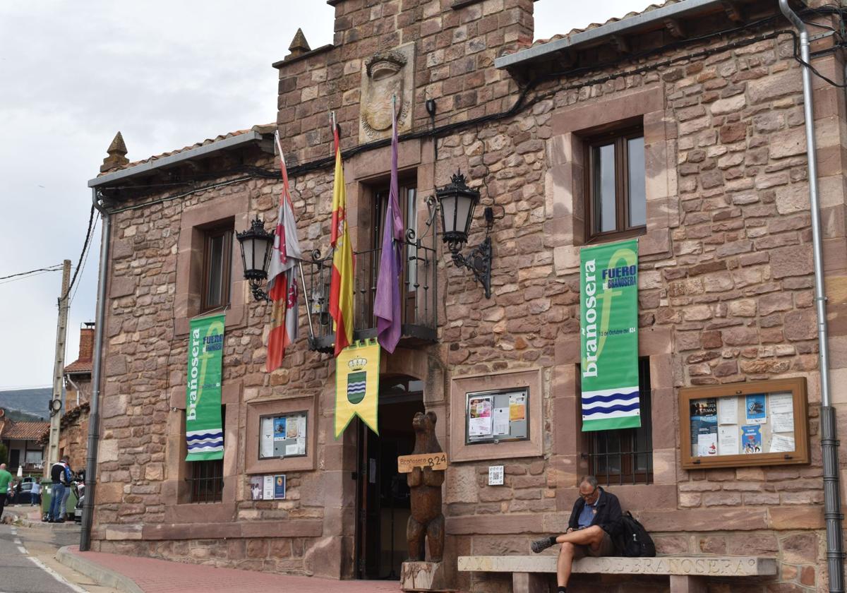 Ayuntamiento de Brañosera engalanado por la celebración del Fuero del pasado año.